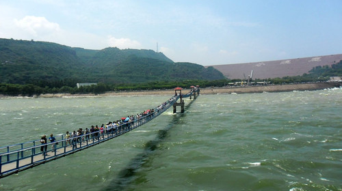 抵达小浪底风景区,由导游同意购票进入景区游览雕塑广场——调水调沙