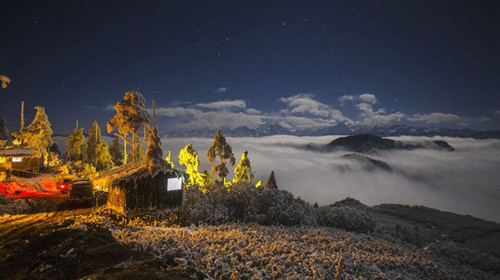 餐后更换越野车沿上牛背山路线上山,约三个小时到达 四人同山顶住宿点