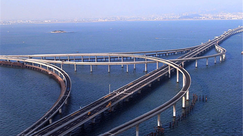 青岛到黄岛的海底隧道和跨海大桥怎么走啊有公车吗