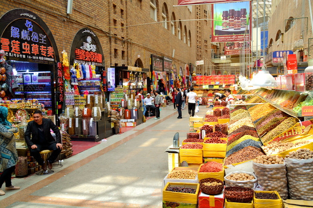 大巴扎处还是新疆各色美食的一个聚集处,广场上便有哈密瓜,特色