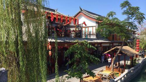 在这里可以观赏到旅游为主的古城核心区,以四合院养生为主的养生住宅