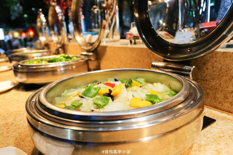 热菜区有6种菜品,大多为新鲜的时令蔬菜,荤素各占一半,基本都少油