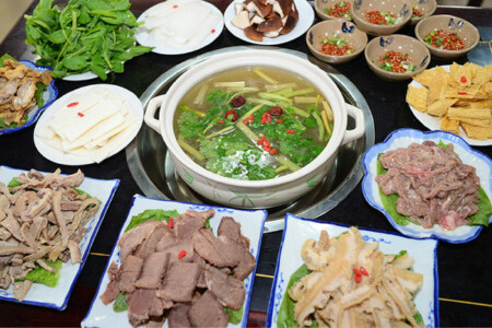 舌尖上的美食:电视台隆重推荐走进乐山苏稽古镇,到周村古食品***