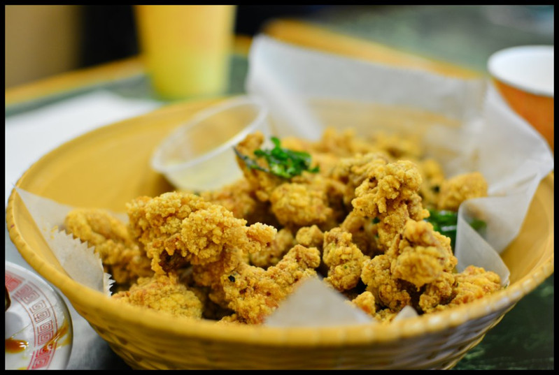 点了招牌的卤肉饭,盐酥鸡,炸豆腐,卤味三拼