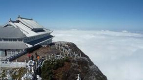 上午峨眉峰--金顶,此为峨眉山精华所在(金金顶上高48米的十方