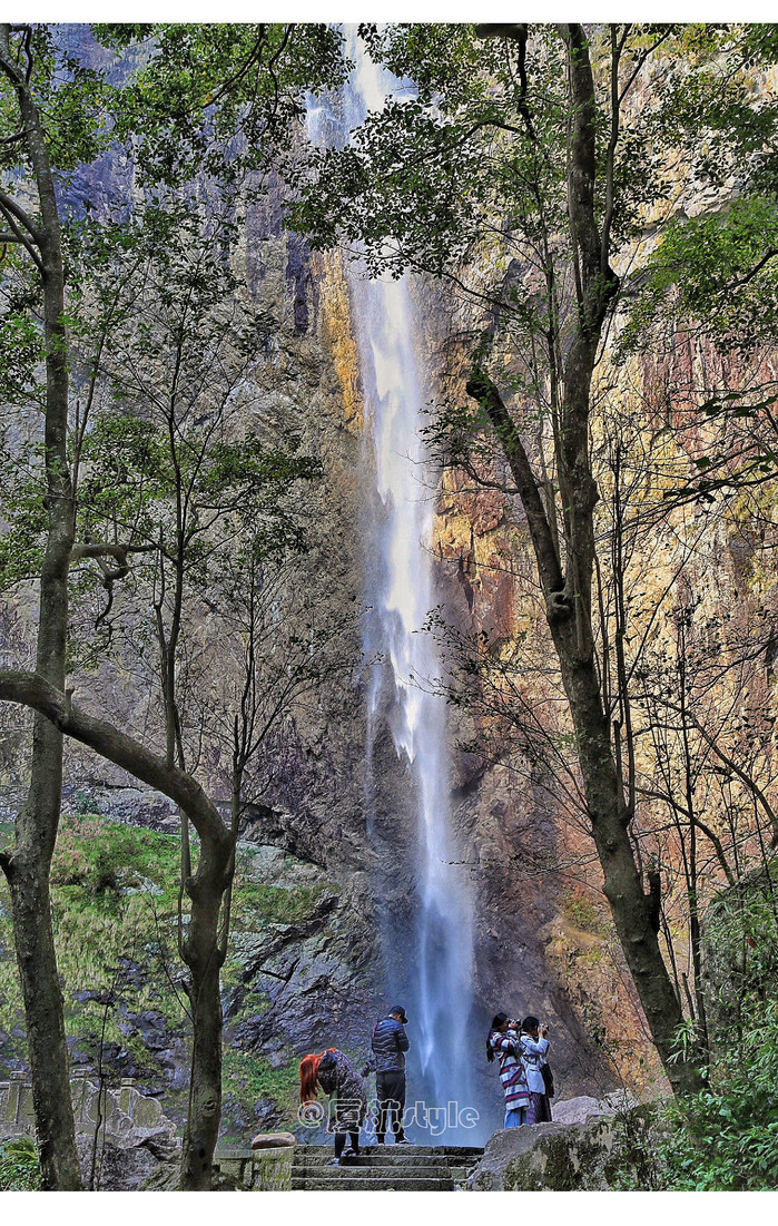 石门瀑布群源头为洞背村,溪流两岸峡谷上宽约300米,下宽约50米,坡度约