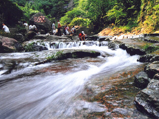  临安太湖源-小九寨沟-凉源峡皮筏漂流自驾2日游></p></a>宿临安万豪大酒店