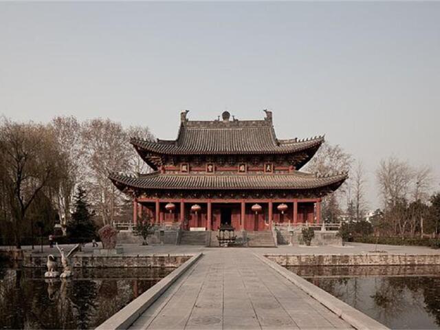 白马寺屡经战乱,数度重建,如今的白马寺面积不大,步行游览全景区完全