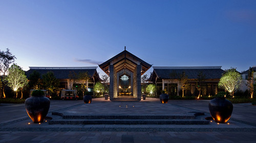 根据客人的航班时间接机 丽江铂尔曼度假酒店是国际度假酒店