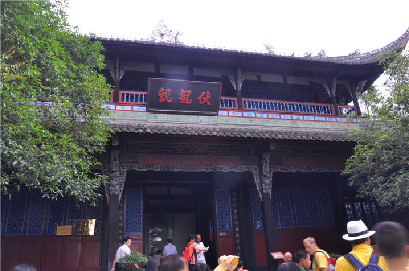伏龙观内有李冰等人的石像和都江堰的全景