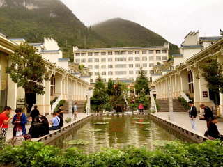 凤凰古城旅游报团价格_凤凰古城落地签_9月份凤凰古城游价格