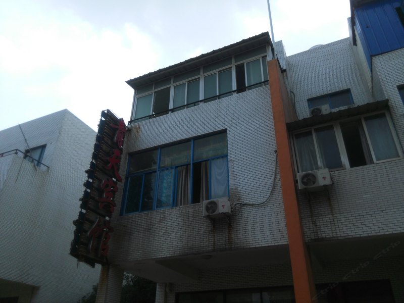 hotelPic