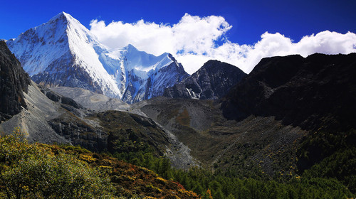 后翻越海拔4300多米的【波瓦山,欣赏赤土河谷迷人风光,世外桃源般