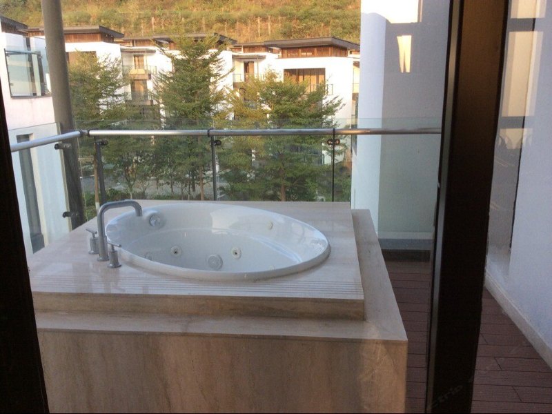 hotelPic