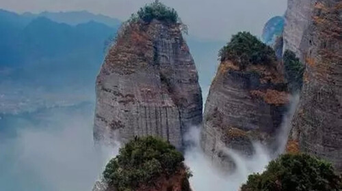 小武当山 江西省龙南县境内的胜地,典型九座奇峰平地拔起,犹如一