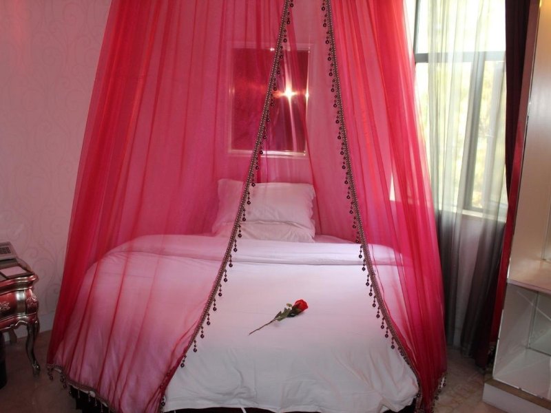 hotelPic