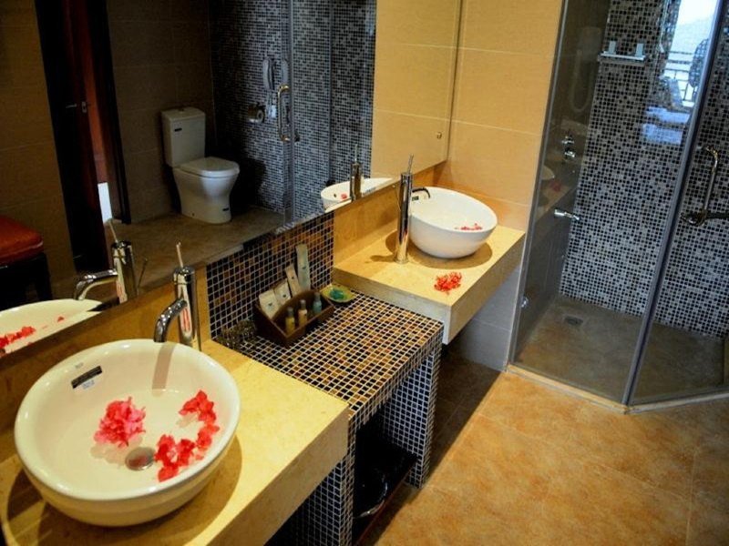hotelPic