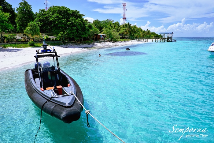 桂棹兮兰桨,击空明兮溯流光,海水蓝得清奇浓烈,目眩神迷.