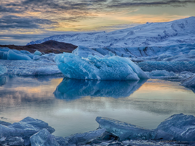 这天的最后一站是冰岛美丽的景观之一——杰古沙龙冰湖.