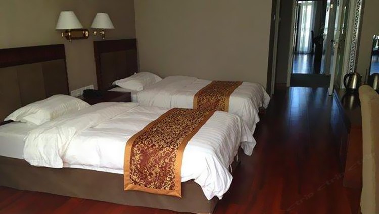 hotelPic