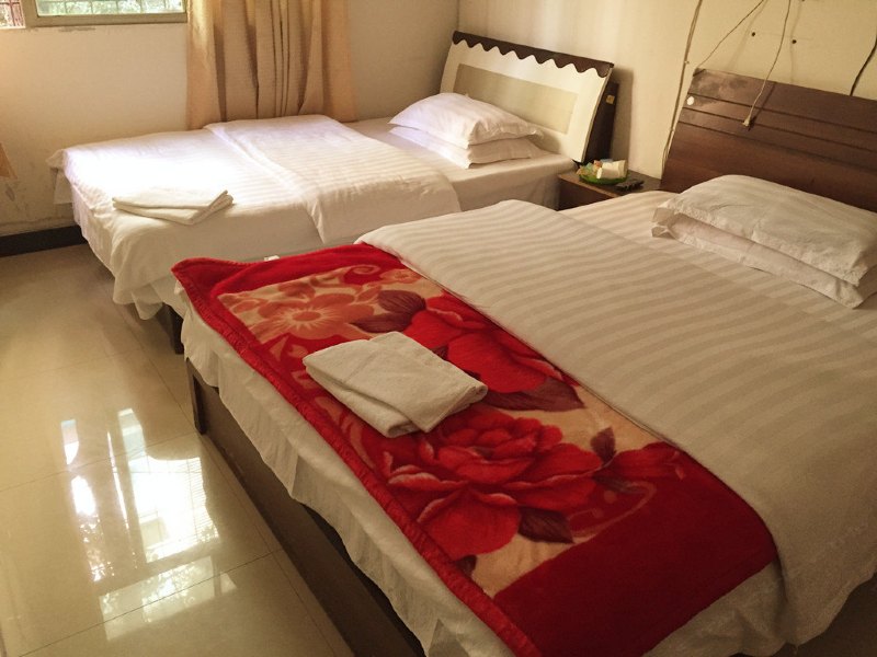 hotelPic