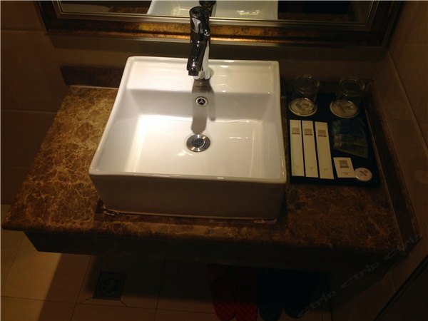 hotelPic