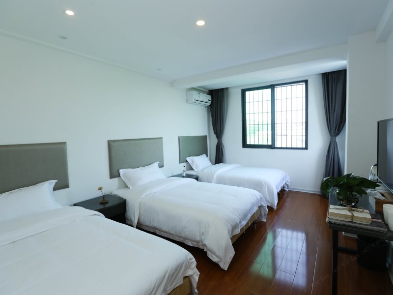 hotelPic