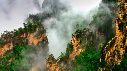 杨家界景区位于张家界西北部,北邻天子山,是武陵源风景名胜区继