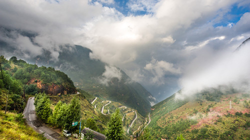 泸沽湖山路十八弯