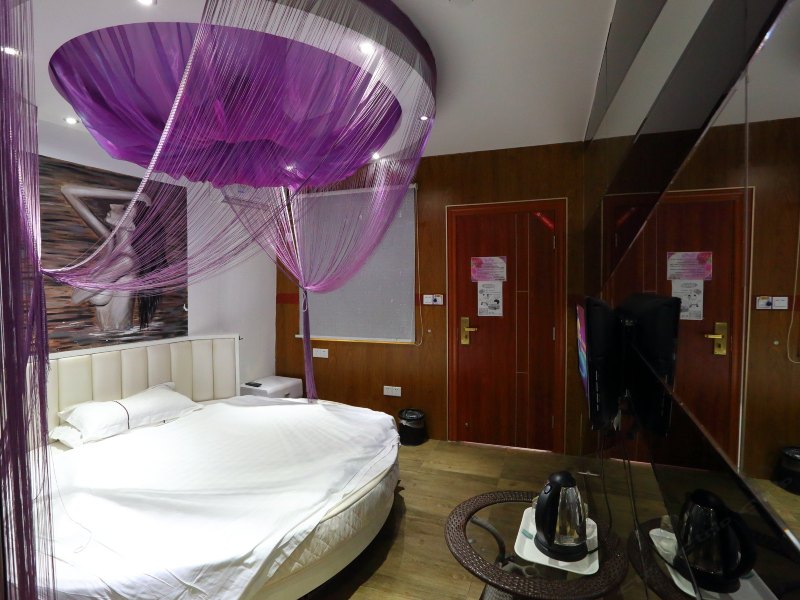 hotelPic