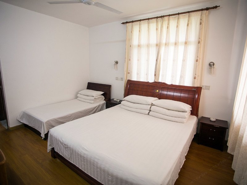 hotelPic