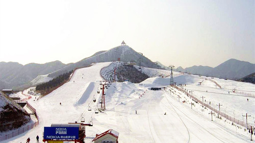 该滑雪场已建成高,中,初级雪道21条, 适合高,中,初级各类滑雪者,并