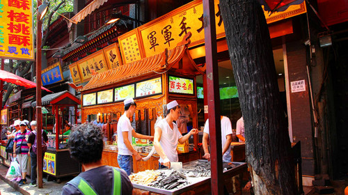 西安回民街是西安著名的美食文化街区,是西安特色小吃最集中的街区图片
