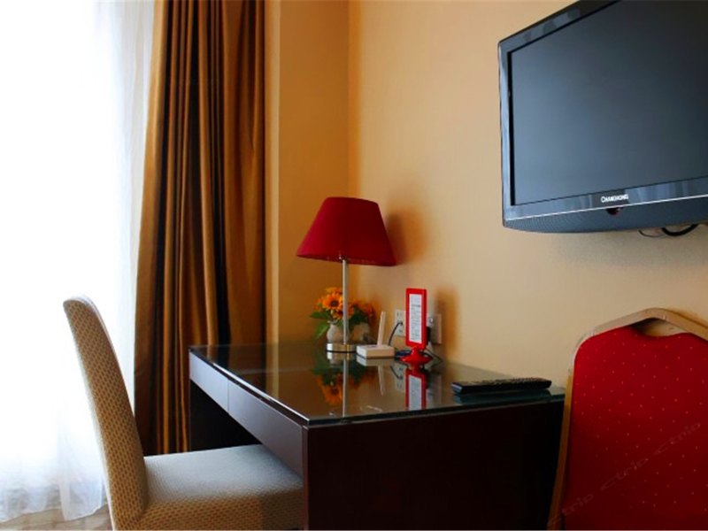 hotelPic