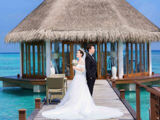 珊瑚岛驻岛蜜月婚拍加婚礼游>马尔代夫拖尾沙滩夕阳婚礼加婚纱摄影