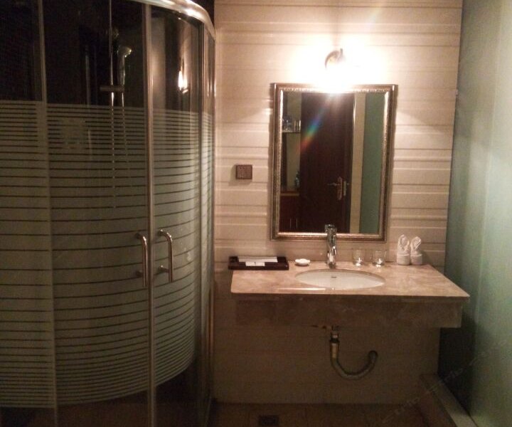 hotelPic