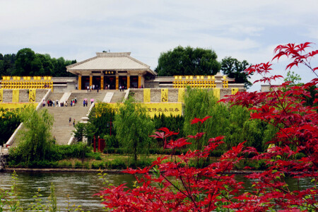 <延安-黄帝陵-壶口瀑布-枣园-1938街区-兵马俑-华清宫-大雁塔北广场-大明宫-回民街-钟鼓楼广场4日游>0购穿红军装宝塔山送机耳麦分餐