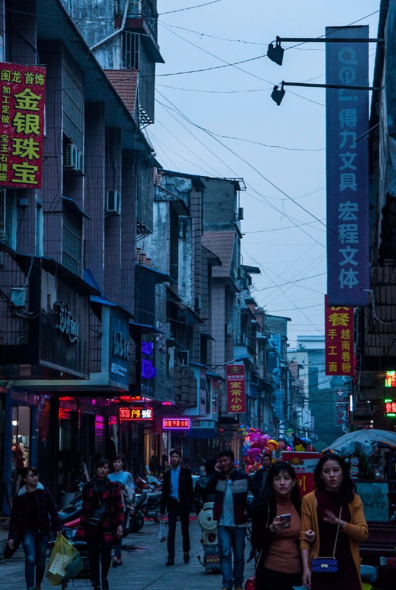 河口口岸,对面便是越南的老街市,当地人说,口岸最忙的是早上8点,越南