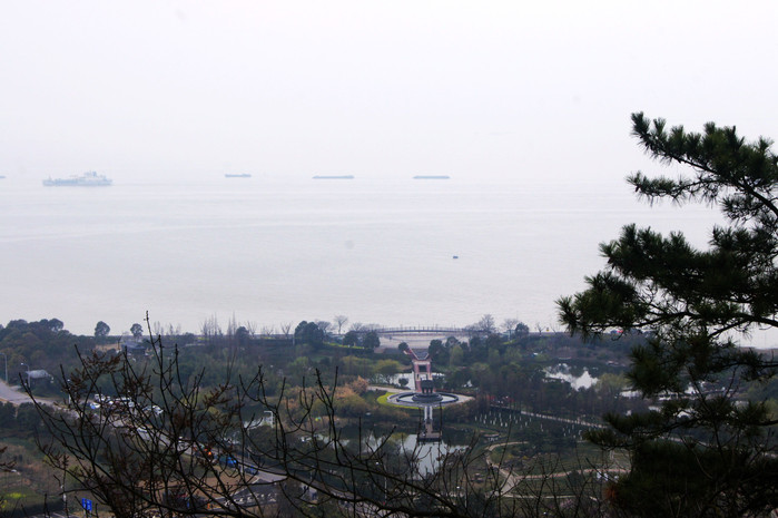 狼山位于南通市南郊,由狼山,马鞍山,黄泥山,剑山和军山组成.