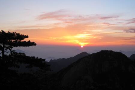 <黄山+西递+宏村3日游>观黄山日出日落丨品徽派尝徽菜丨1晚宿黄山山顶四星标间丨1晚宿市区商务酒店丨参团当天市区范围内免费接站丨纯玩0购物
