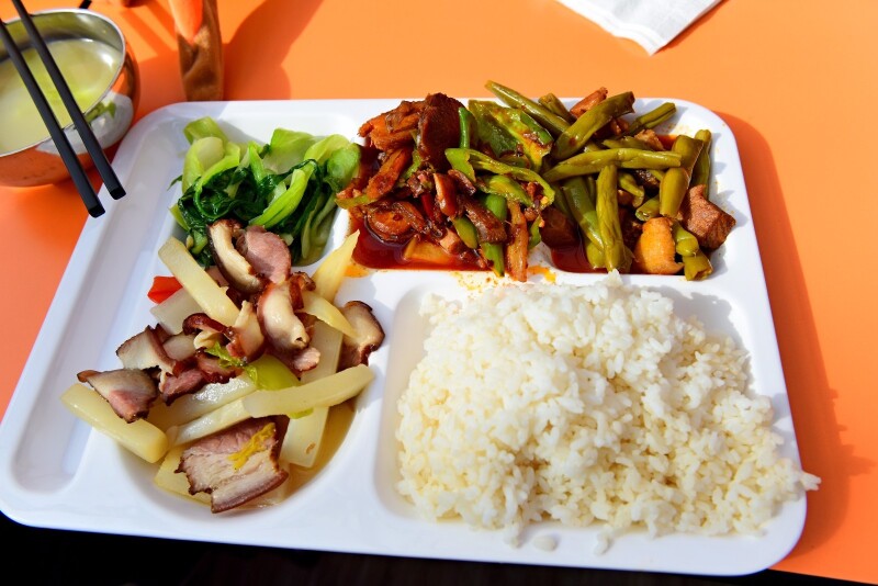 餐厅是自助用餐,三荤一素一汤,才30块钱一
