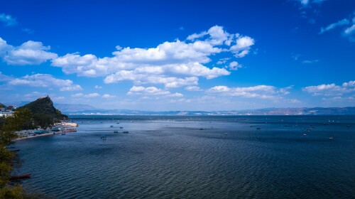 抚仙湖是中国最大的深型淡水湖泊,位于云南省玉溪县澄江,江川,华宁三