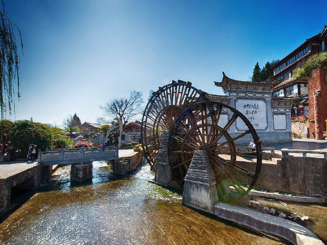 丽江古城位于云南省丽江市古城区,又名大研镇,坐落在丽江坝中部,始建