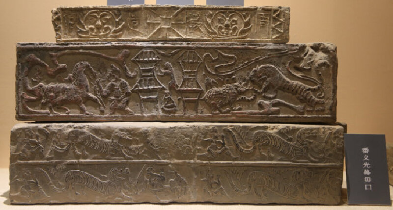 西安秦砖汉瓦博物馆简述 其中展品展示区面积约为1500平米。它的地址是陕西省西安市雁塔区雁翔路1号雅森上林苑。这里是目前中国唯一的、馆藏瓦当数量和品类最多的秦砖汉瓦专题博物馆。 这里的一砖一瓦都承载着厚重的文化,一枚瓦当就是一页历史,更是一部耐人寻味的故事。秦砖汉瓦向我们展示的图像和文字,如实反映了中国古代的历史文化场景。