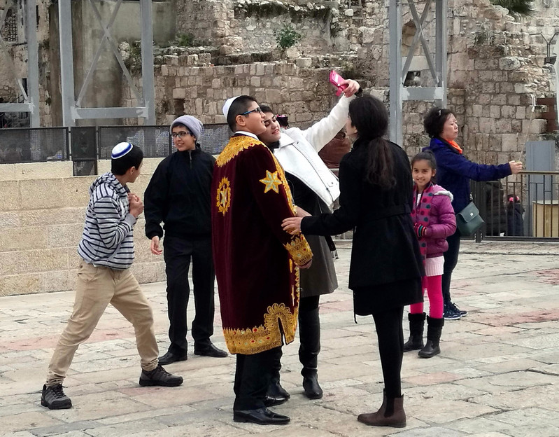 哭墙前面的广场上也有许多以色列人在拍照,这服装大概是以色列人节日