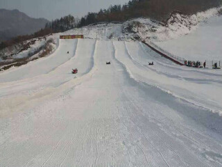  本溪同泉温泉滑雪-戏雪-鱼疗跟团1日游>戏雪大套22项娱乐爽到底