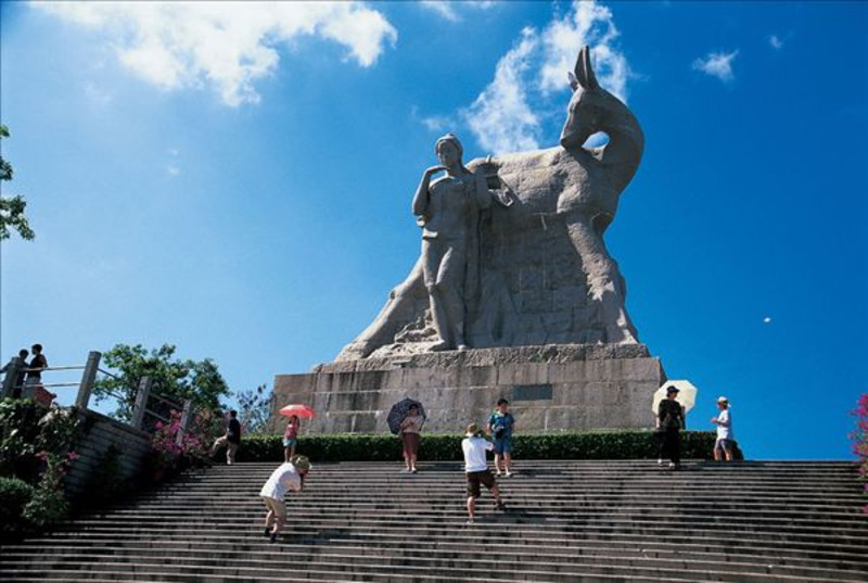 根据这个美丽爱情传说而建造的海南全岛最高雕塑"鹿回头"已成为三亚的