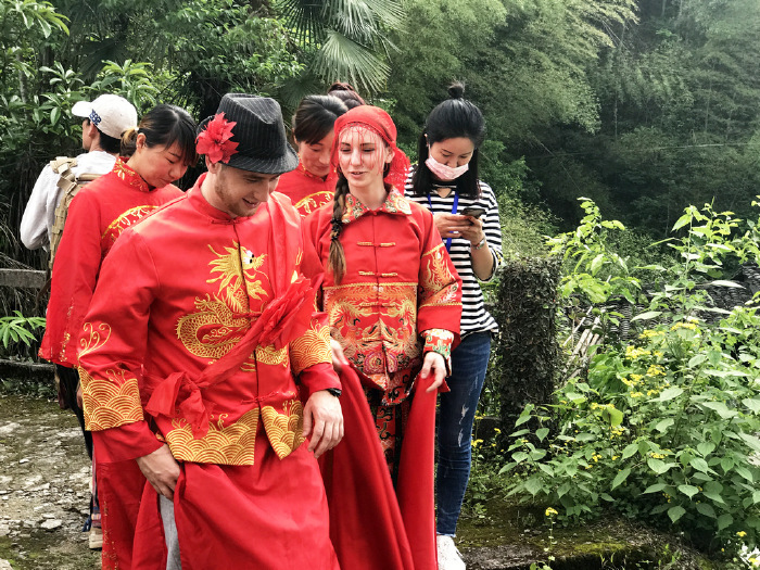 来自乌克兰的新郎阿利和俄罗斯的新娘蒂娜,是一对工作和居住在中国的