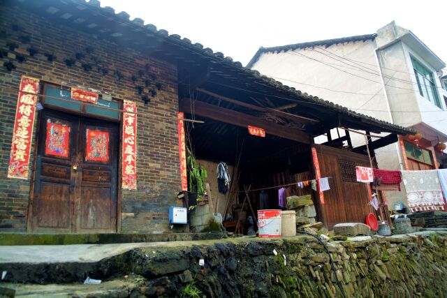 苗王墓位于县城西12公里处的清溪场镇帮好村,古称大坟堡.