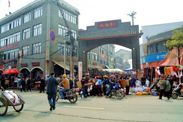 苗王墓位于县城西12公里处的清溪场镇帮好村,古称大坟堡.